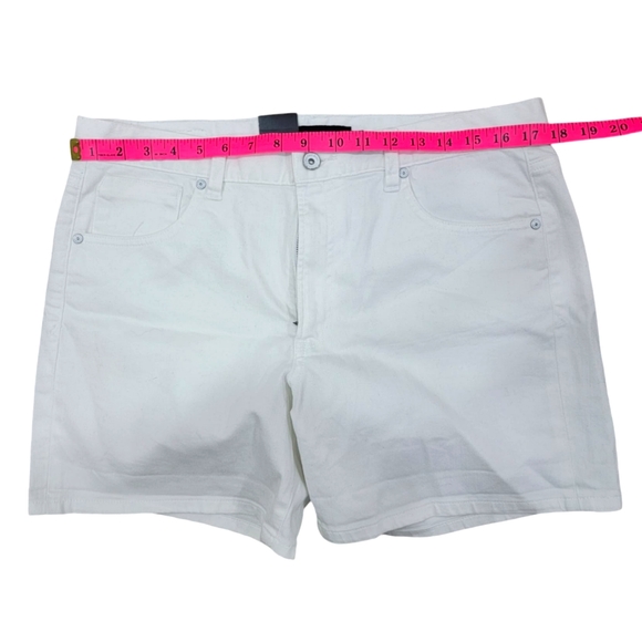 (W) White Calvin Klein Shorts - Picture 5 of 7